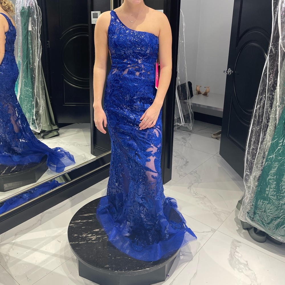 Prom dress never worn!!